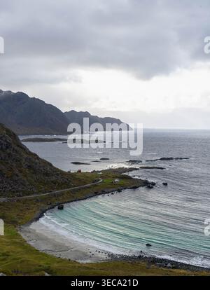 Kurvige Küstenbucht unter Bergen in der Nähe von Nykvag auf Langoya, Norwegen Stockfoto