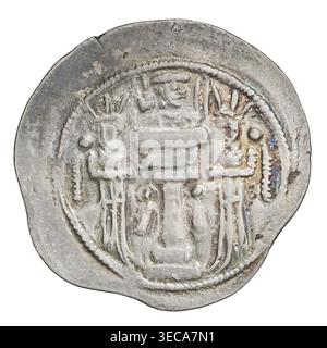 Drachme von Schapur II. (Herrscher von Persien, 309–379). Vorderseite: Büste von Shapur II. Nach rechts mit Krone und Korymbos; Pahlavi-Inschrift. Rückwärts: Feueraltar mit männlicher Büste in den Flammen nach rechts; auf beiden Seiten stehen sich König und Priester gegenüber, jeweils mit Schwert; Perlenrand; Pahlavi-Inschrift. Sassanidische Kunst, sassanidisches Königreich; Iran/Persien. Münze, Durchmesser 29,5–30,0 mm, Gewicht 4,20 g., Ein rundes, leicht unregelmäßiges metallisches Objekt mit erhöhtem Mitteldesign und perlenbesetztem Innenrand, das abgenutzte Relieffiguren und -Formen zeigt; die Oberfläche weist unterschiedliche Texturen auf Stockfoto