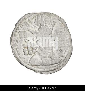 Drachme Schapur II. (Herrscher von Persien; 309–379). Vorderseite: Büste von Sapor II nach rechts; trägt eine Wandkrone mit einem Globus oben, einen kurzen lockigen Bart unten gebunden, lockiges Haar in einem runden Schloss gebunden; Pahlavi-Inschrift. Rückwärts: Brennender Altar; auf beiden Seiten darunter Sicheln auf Podesten, die von einander weg zeigen, drei Punkte, die ein Dreieck unter den Podesten bilden; Perlenrand; Pahlavi-Inschrift. Münze, Persien, 309–379, Gewicht 3,24 g., Eine abgetragene kreisförmige Münze mit unebenem Rand, hauptsächlich hellgrau mit subtilen dunklen grauen und cremeweißen Flächen, die ein erhöhtes Profil einer Person zeigt, die sich gegenübersieht Stockfoto