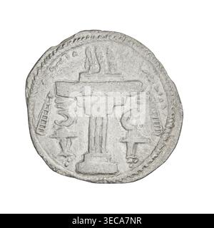 Drachme Schapur II. (Herrscher von Persien; 309–379). Vorderseite: Büste von Sapor II nach rechts; trägt eine Wandkrone und eine Kugel, die das Universum repräsentiert; kurzer lockiger Bart unten gebunden, lockiges Haar in einem runden Schloss gebunden; Pahlavi-Inschrift. Rückwärts: Brennender Altar; auf beiden Seiten darunter Sicheln auf Podesten, die von einander weg zeigen; unter den Podesten drei Punkte, die ein Dreieck bilden; Perlenrand; Pahlavi-Inschrift. Datum: 309–379. Persien. Münze. Gewicht: 3,24 g., Eine kreisförmige, getragene Münze mit strukturiertem Rand und hellgrauer Metallic-Oberfläche zeigt eine erhöhte zentrale säulenartige Struktur mit einem Stockfoto
