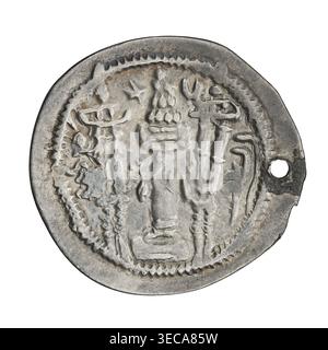 Drachme von Balashi (484–488). Vorderseite: Büste von Balashi nach rechts mit Krone mit Halbmond und Korymbos; Pahlavi-Legende. Rückwärts: Feueraltar; links der Herrscher streckt seine Hände zu einem Stern, rechts ein Priester, der seine Hände zu einem Halbmond streckt, mit Schildern/Monogrammen auf beiden Seiten und einem Perlenrand; Pahlavi-Legende. Absichtliches Hohlloch – möglicherweise als Hängevorrichtung verwendet. Persien (Sassaniden), sassanidische Kunst; Materialien: Münze. Durchmesser 26,5 x 28,0 mm; Gewicht 3,44 g. das Bild zeigt eine runde, getragene Metallmünze oder ein Medaillon mit einem Loch in der Nähe des Randes, mit erhöhten, niederreliefartigen Figuren und Stockfoto