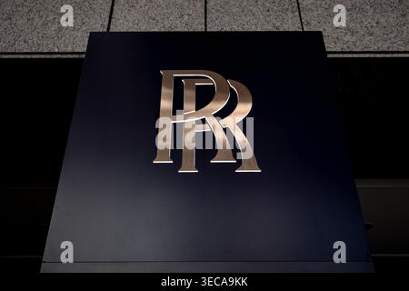 Rolls-Royce-Emblem-Beschilderung im luxuriösen Automobil-Ausstellungsraum in Tokio, Japan Stockfoto