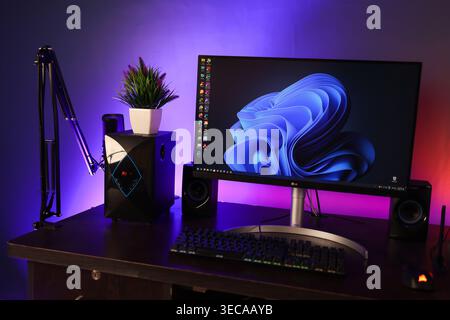 Ein Desktop-PC-Setup in dunklem Hintergrund, dies ist ein Computerset für Gaming oder Studio-Bearbeitung. Stockfoto