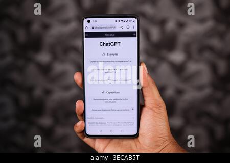 Hand hält Chatgpt-Schnittstelle am Telefon mit abstraktem Hintergrund, dies ist eine KI-App für künstliche Intelligenz, um Fragen zu stellen. Lite-Modus-Bildschirm. Stockfoto