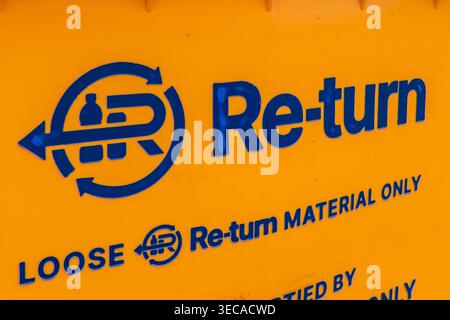Die Recyclingbehälter müssen in Killarney, County Kerry, Irland, entleert werden. Stockfoto