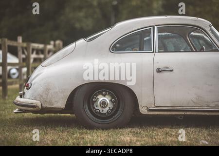 Dieses Vintage-Sportwagen-Coupé ist ein schönes Beispiel für klassisches Automobildesign in einer natürlichen Umgebung Stockfoto