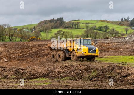 Volvo Knickgelenkter Muldenkipper auf einem Gelände in West Cork, Irland. Stockfoto