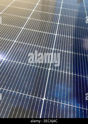 Solarpaneele werden installiert, um Sonnenlicht zu nutzen und Strom für den Energiebedarf zu erzeugen. Diese Technologie wird auf Dächern und offenen Flächen während d Stockfoto