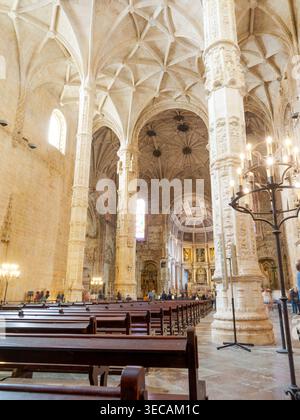 Blick auf die Kathedrale von Lissabon (Sé de Lisboa) in Lissabon, Portugal, mit gotischen Gewölbedecken und historischer Steinarchitektur. Stockfoto