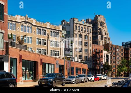 New York, NY, USA: Eine Reihe historischer Backsteingebäude säumt eine Straße im Meatpacking District von Manhattan. Stockfoto