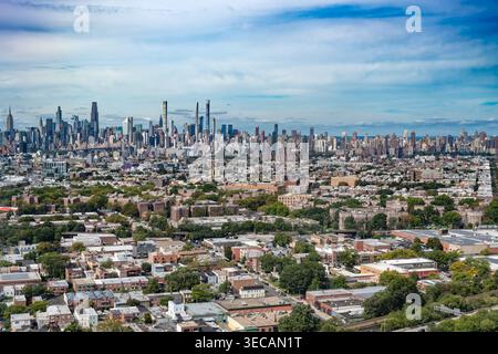 Blick aus der Vogelperspektive auf die Innenstadt von Manhattan mit Blick auf die hohen, schlanken Wolkenkratzer der Billionaires Row. Queens und Long Island City stehen im Vordergrund. Stockfoto