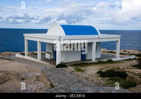 Kleine weiße Kapelle am Meer Stockfoto