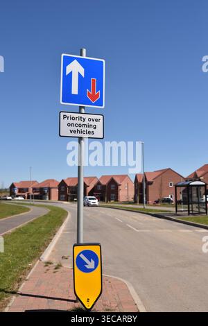 Verkehrsbeschränkung bei Fahrzeugen, die in Zukunft stehen, Vorrang vor dem Schild haben Stockfoto