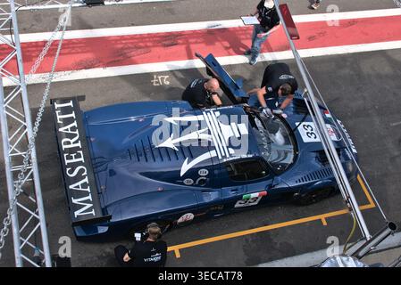 Der #33 Maserati MC12 GT1 ist bei einem Boxenstopp vor der Abfahrt der Boxengasse beim SRO GT 30th Anniversary Event in Spa von oben aus zu sehen. Stockfoto