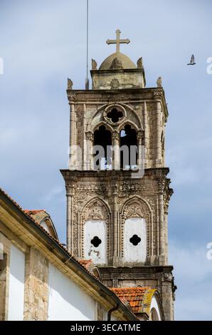Historische Steinkirche Glockenturm mit Kreuz Stockfoto