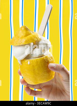 Zitroneneis-Sorbet serviert in frischer Zitronenschale in menschlicher Hand auf gestreiftem farbenfrohen Hintergrund, Amalfiküste-Themenkonzept Stockfoto