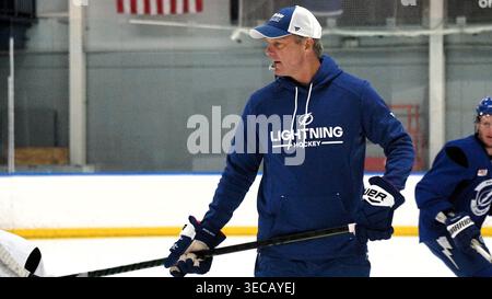 Die Länge des Vertrages von Tampa Bay Lightning Cooper, Cheftrainer Jon Cooper, ist unbekannt, läuft aber mindestens in der Saison 2026-27 durch. (Foto: Eduardo A. Encina/Tampa Bay Times/TNS/SIPA USA) Stockfoto