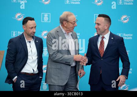 Von links, Jon-Eric Sullivan, Geschäftsführer der Miami Dolphins, Besitzer Steve Ross und neuer Cheftrainer Jeff Hafley während einer einführenden Nachrichtenkonferenz im Baptist Health Training Complex am 22. Januar 2026 in Miami Gardens, Florida. (Foto: Mike Stocker/South Florida Sun Sentinel/TNS/SIPA USA) Stockfoto