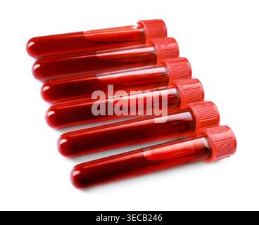 Reagenzgläser mit Blutproben auf weiß isoliert Stockfoto