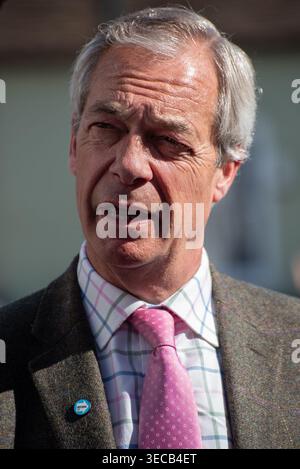 Nigel Farage, Leiter des Vereinigten Königreichs, besuchte an einem Wahlkampftag in Essex Clacton, Frinton, Braintree und Halstead und traf dort Einheimische. Kredit: Will Colebourne Stockfoto