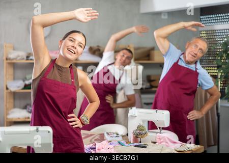 Schneider machen ein Aufwärmen in der Werkstatt Stockfoto