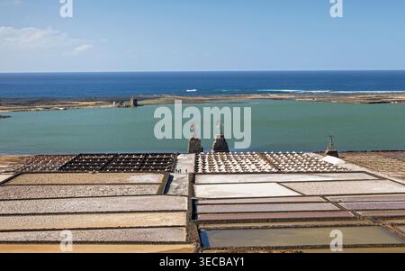 Salinas de Janubio, Verdunstungsteiche mit Salzhaufen auf der Laguna de Janubio, Kanarischen Inseln, Lanzarote, Yaiza Stockfoto