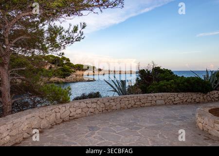 Küstenpromenade bei Cala Gat auf Mallorca, Spanien bei Abendlicht Stockfoto