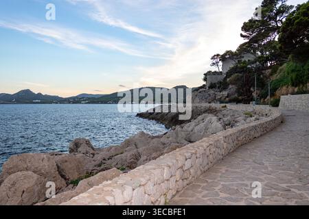 Mediterrane Küstenpromenade in der Nähe von Cala Gat in Cala Ratjada, Mallorca Stockfoto