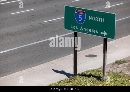 Buena Park, Kalifornien, USA - 11. April 2026: Die Nachmittagssonne scheint auf dem Diectionschild für die Interstate 5 in Richtung Norden nach Los Angeles. Stockfoto