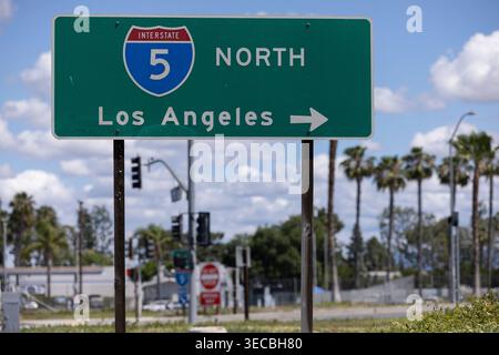 Buena Park, Kalifornien, USA - 11. April 2026: Die Nachmittagssonne scheint auf dem Diectionschild für die Interstate 5 in Richtung Norden nach Los Angeles. Stockfoto