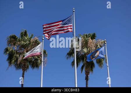 Buena Park, Kalifornien, USA - 11. April 2026: Nachmittagswind weht durch die Stadt- und Landflaggen vor dem Rathaus von Buena Park. Stockfoto