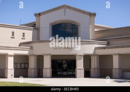 Buena Park, Kalifornien, USA - 11. April 2026: Die Nachmittagssonne scheint auf das Rathaus und das Civic Center plaza. Stockfoto