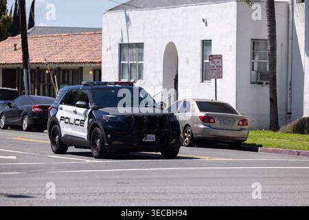 Buena Park, Kalifornien, USA - 11. April 2026: Eine Polizeieinheit von Buena Park patrouilliert in einer Stadtstraße. Stockfoto