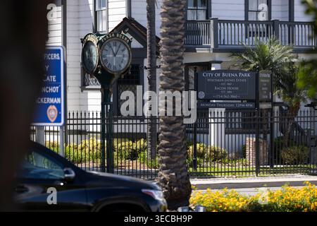 Buena Park, Kalifornien, USA - 11. April 2026: Nachmittags passiert der Verkehr historische Bauten und die Uhr entlang des Beach Blvd. Stockfoto