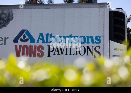 Buena Park, Kalifornien, USA - 11. April 2026: Ein wiederbelebter Sattelzug fährt entlang des Beach Blvd. Stockfoto