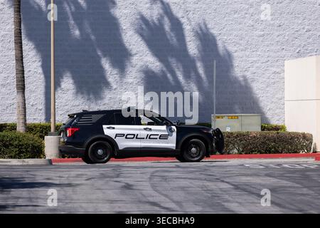 Buena Park, Kalifornien, USA - 11. April 2026: Eine Polizeieinheit von Buena Park patrouilliert in einer Stadtstraße. Stockfoto