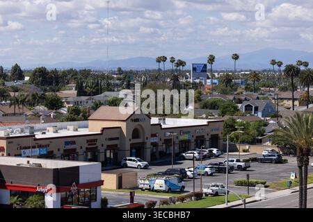 Buena Park, Kalifornien, USA - 11. April 2026: Parkplätze vor einem Einkaufszentrum am Beach Blvd. Stockfoto