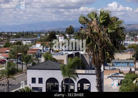 Buena Park, Kalifornien, USA - 11. April 2026: Die Winde von Santa Ana weht Palmen im Stadtkern von Buena Park. Stockfoto