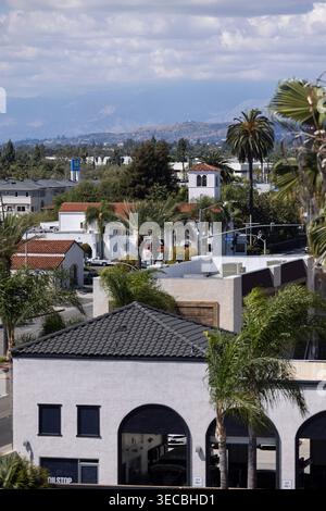 Buena Park, Kalifornien, USA - 11. April 2026: Die Winde von Santa Ana weht Palmen im Stadtkern von Buena Park. Stockfoto