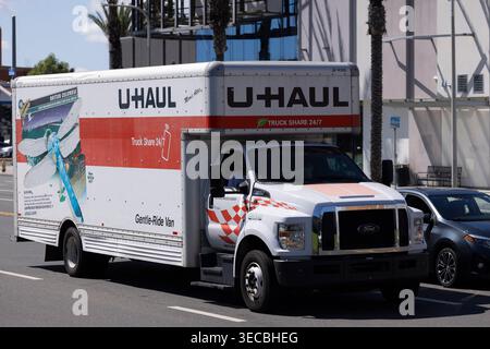 Buena Park, Kalifornien, USA - 11. April 2026: Ein fahrender Lkw von Uhaul fährt über die Orangethorpe Ave. Stockfoto