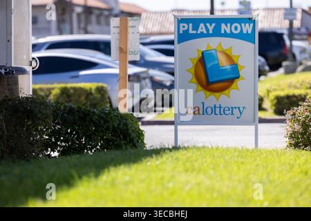 Buena Park, Kalifornien, USA - 11. April 2026: Ein Schild wirbt für die California Lottery vor einem Spirituosengeschäft. Stockfoto