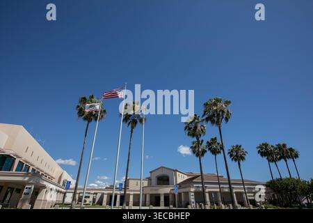 Buena Park, Kalifornien, USA - 11. April 2026: Nachmittagswind weht durch die Stadt- und Landflaggen vor dem Rathaus von Buena Park. Stockfoto