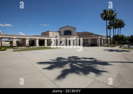 Buena Park, Kalifornien, USA - 11. April 2026: Die Nachmittagssonne scheint auf das Rathaus und das Civic Center plaza. Stockfoto