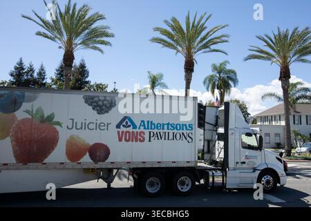 Buena Park, Kalifornien, USA - 11. April 2026: Ein wiederbelebter Sattelzug fährt entlang des Beach Blvd. Stockfoto