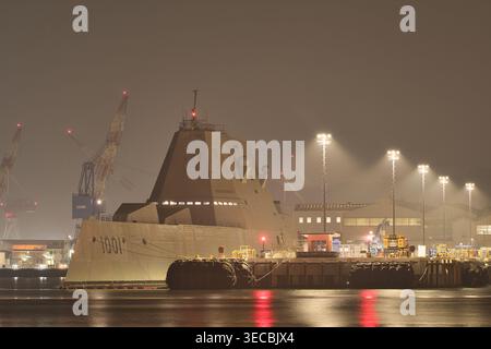 USS Michael Monsoor (DDG-1001), Zerstörer der Zumwalt-Klasse bei Nacht beleuchtet Stockfoto