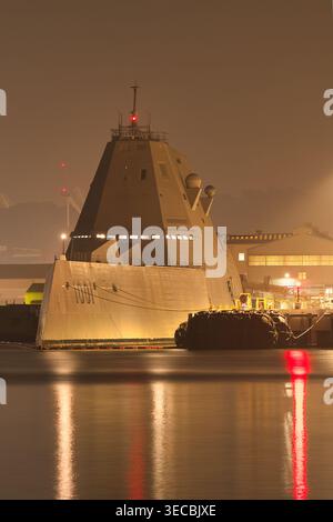 Nachtszene der USS Michael Monsoor DDG-1001, ein in Yokosuka liegender Raketenzerstörer der Zumwalt-Klasse Stockfoto