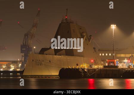 Nachtszene der USS Michael Monsoor DDG-1001, ein in Yokosuka liegender Raketenzerstörer der Zumwalt-Klasse Stockfoto
