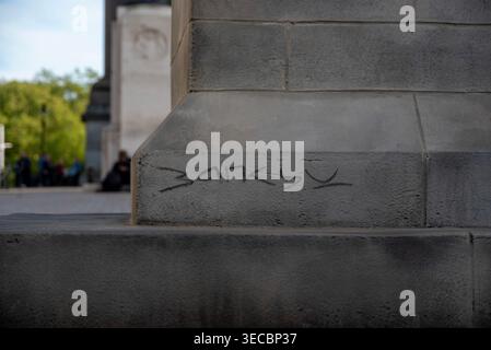 London, Großbritannien. April 2026. Auf der Unterseite der Skulptur in London erschien ein Zeichen von Banksy. Ein mögliches neues Kunstwerk von Banksy erschien am Waterloo Place im Zentrum Londons. Es wurde noch nicht von Banksy bestätigt, aber laut der Menge bedeutet es "das Volk ist vom Patriotismus geblendet". Quelle: SOPA Images Limited/Alamy Live News Stockfoto