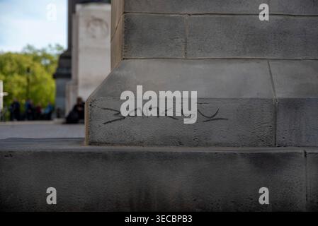London, Großbritannien. April 2026. Auf der Unterseite der Skulptur in London erschien ein Zeichen von Banksy. Ein mögliches neues Kunstwerk von Banksy erschien am Waterloo Place im Zentrum Londons. Es wurde noch nicht von Banksy bestätigt, aber laut der Menge bedeutet es "das Volk ist vom Patriotismus geblendet". (Foto: Krisztian Elek/SOPA Images/SIPA USA) Credit: SIPA USA/Alamy Live News Stockfoto