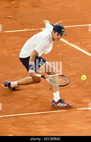 Madrid, Spanien. April 2026. Rafael Jodar trifft im Viertelfinale der Männer zwischen Jannik Sinner aus Italien und Rafael Jodar aus Spanien beim Tennis-Turnier der Madrid Open 2026 in Madrid am 29. April 2026 einen Rückflug. Quelle: Meng Dingbo/Xinhua/Alamy Live News Stockfoto